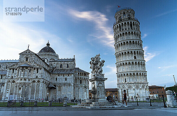 Die berühmte Piazza dei Miracoli mit dem Dom von Pisa (Duomo) und dem Schiefen Turm  UNESCO-Weltkulturerbe  Pisa  Toskana  Italien  Europa