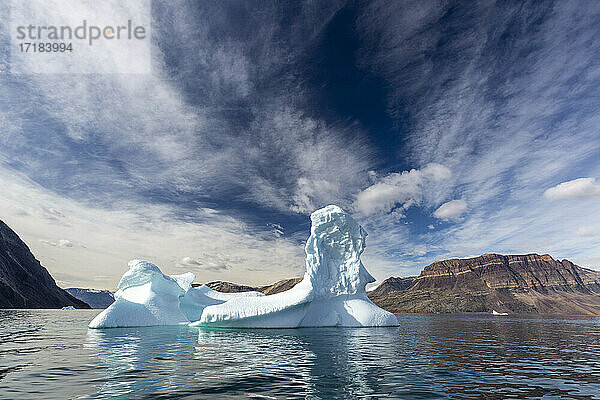 Großer Eisberg kalbte von einem nahegelegenen Gletscher in der Blomster Bugten  Flower Bay  Grönland  Polarregionen