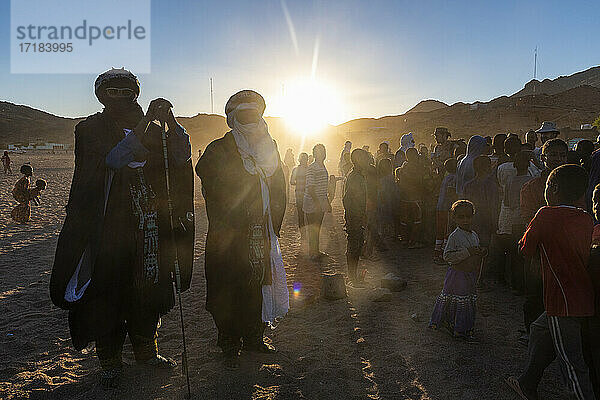 Gegenlicht einer Menschenmenge von Kindern und Tuareg-Männern  Oase von Timia  Air Mountains  Niger  Afrika