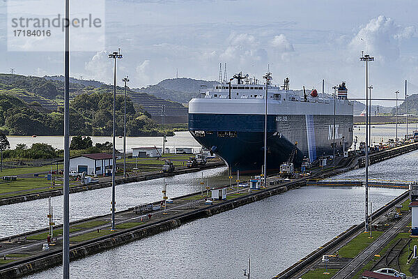 Schiffe im Transit in den Miraflores-Schleusen Richtung Gatun-See  bei Gamboa  Panamakanal  Panama  Mittelamerika