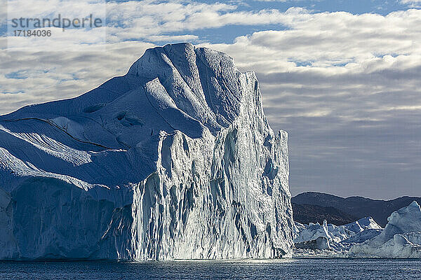 Massive Eisberge  die vom Gletscher Jakobshavn Isbrae kalbten  UNESCO-Weltkulturerbe  Ilulissat  Grönland  Polarregionen