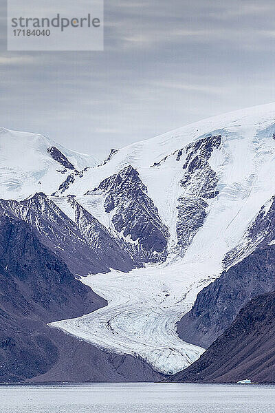 Gezeitengletscher in den ruhigen Gewässern des Makinson Inlet  Ellesmere Island  Nunavut  Kanada  Nordamerika