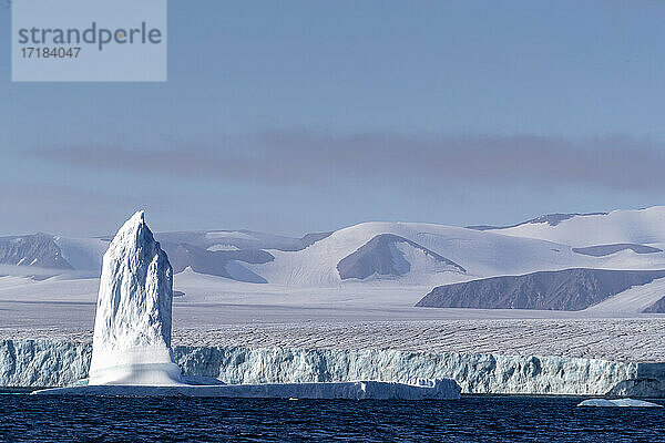 Von einem nahegelegenen Gletscher gekalbter Eisberg bei Philpots Island  Nunavut  Kanada  Nordamerika