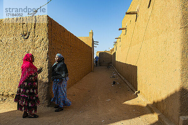 Frau im Gespräch  Historisches Zentrum von Agadez  UNESCO-Weltkulturerbe  Niger  Afrika