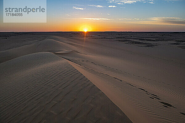 Sonnenuntergang über den Sanddünen  Djado Plateau  Sahara  Niger  Afrika