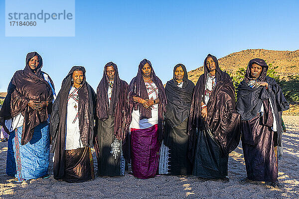 Traditionell gekleidete Tuareg-Frauen  Oase von Timia  Air-Berge  Niger  Afrika