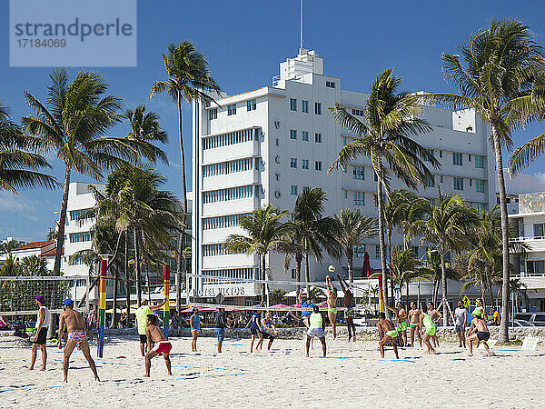 Sonntagmorgen Beachvolleyball im Lummus Park  Ocean Drive  Art Deco Historic District  South Beach  Miami Beach  Florida  Vereinigte Staaten von Amerika  Nordamerika