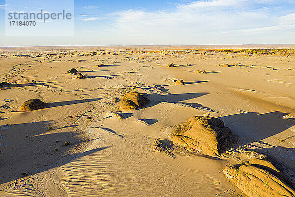 Luftaufnahme von schönen Felsformationen in der Djado-Hochebene  Tenere-Wüste  Sahara  Niger  Afrika