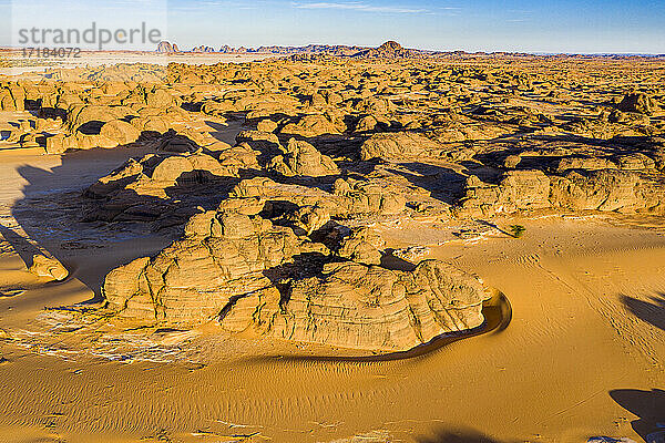 Luftaufnahme von schönen Felsformationen in der Djado-Hochebene  Tenere-Wüste  Sahara  Niger  Afrika