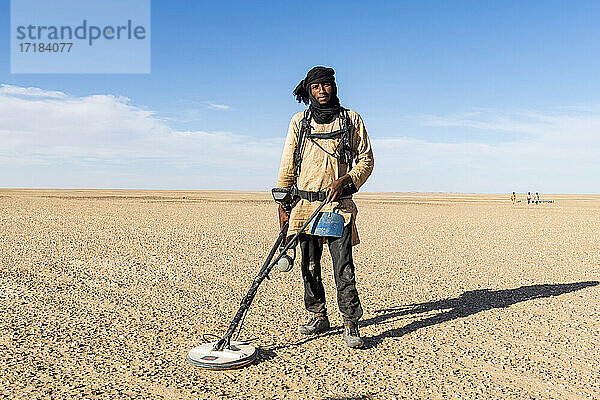 Tuareg bei der Suche mit einem Metalldetektor nach Gold in der Tenere-Wüste  Sahara  Niger  Afrika