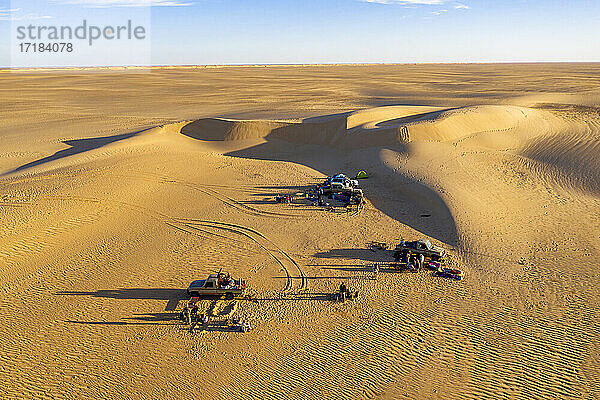 Camper in den Sanddünen der Tenere-Wüste  Sahara  Niger  Afrika