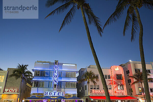 Bunte Hotelfassaden bei Nacht beleuchtet  Ocean Drive  Art Deco Historic District  South Beach  Miami Beach  Florida  Vereinigte Staaten von Amerika  Nordamerika