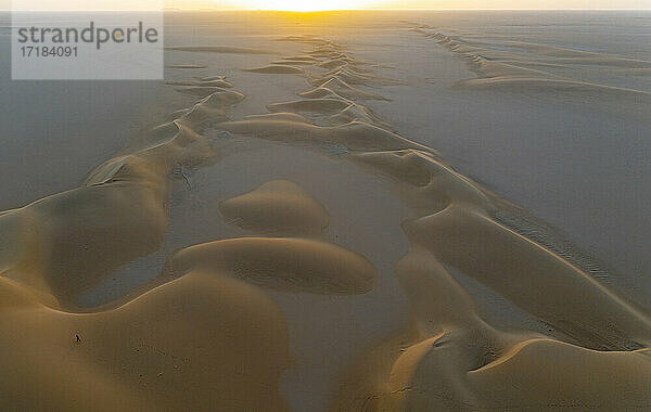 Luftaufnahmen von Sanddünen bei Sonnenuntergang  Dirkou  Djado Plateau  Sahara  Niger  Afrika