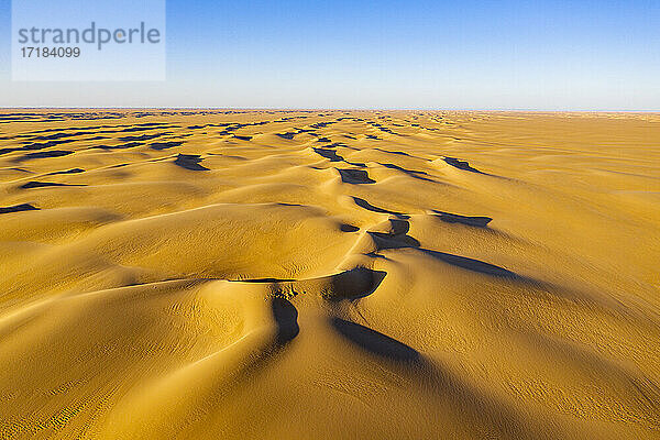 Luftaufnahme der Sanddünen in der Tenere-Wüste  Sahara  Niger  Afrika