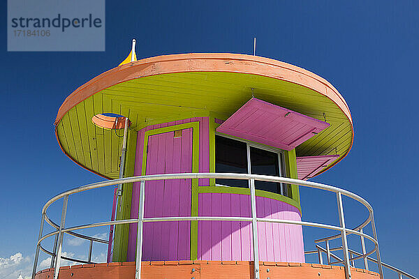 Bunte Strand Rettungsschwimmer Station  niedrigen Winkel Ansicht  Art Deco Historic District  South Beach  Miami Beach  Florida  Vereinigte Staaten von Amerika  Nordamerika