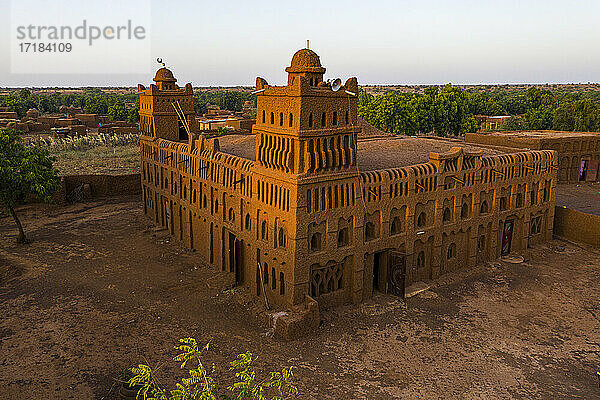 Luftaufnahme der Moschee im sudanesisch-sahelischen Architekturstil in Yamma  Sahel  Niger  Afrika