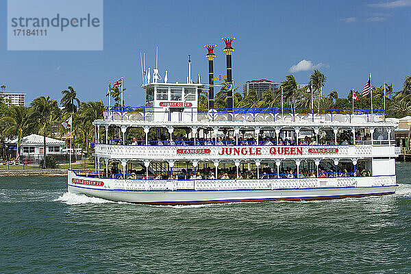 Historisches Flussschiff  die Jungle Queen  fährt auf dem Intracoastal Waterway  Fort Lauderdale  Florida  Vereinigte Staaten von Amerika  Nordamerika
