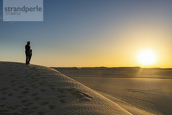 Tuareg stehend auf einer Sanddüne in der Tenere-Wüste bei Sonnenaufgang  Sahara  Niger  Afrika