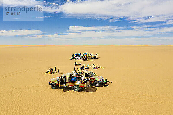 Luftaufnahme von Menschen beim Zelten in der Tenere-Wüste  Sahara  Niger  Afrika