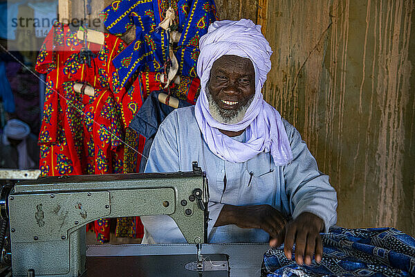 Tuareg-Schneiderin in Dirkou  Djado-Plateau  Niger  Afrika