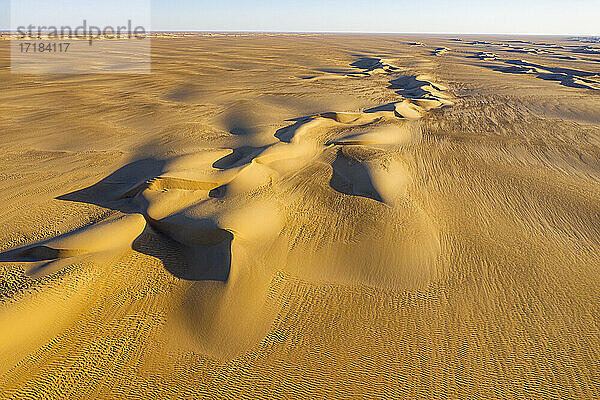 Luftaufnahme der Sanddünen in der Tenere-Wüste  Sahara  Niger  Afrika