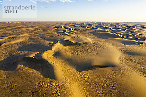 Luftaufnahme der Sanddünen in der Tenere-Wüste  Sahara  Niger  Afrika