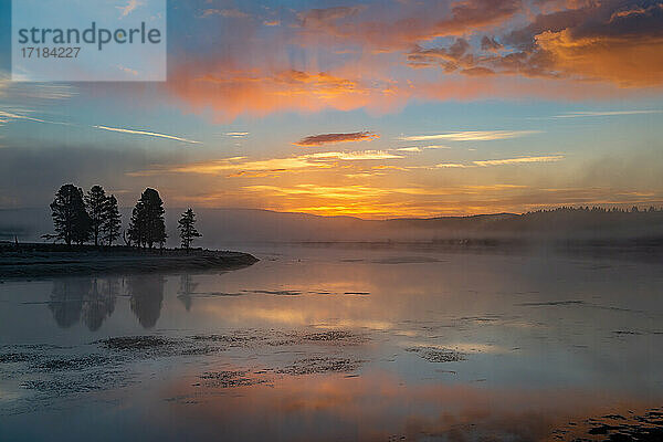 Sonnenaufgang über Yellowstone Lake mit Reflexion  Yellowstone National Park  UNESCO Weltkulturerbe  Wyoming  Vereinigte Staaten von Amerika  Nordamerika