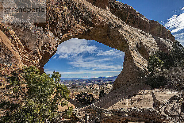 Wüstenlandschaft gesehen durch Partition Arch  Arches National Park  Utah  Vereinigte Staaten von Amerika  Nordamerika