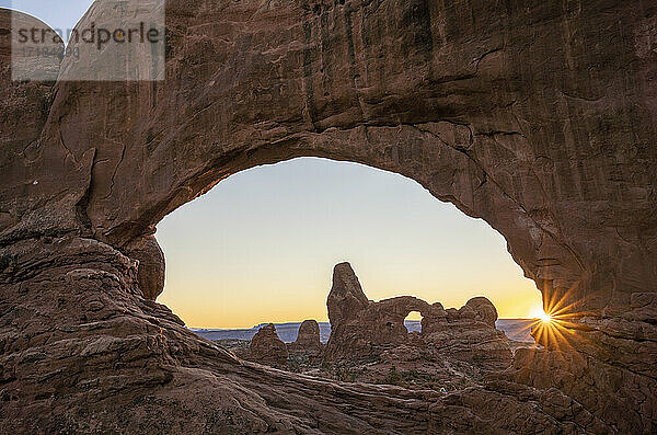 Sonnenuntergang und Turret Arch Blick durch Windows Arch  Arches National Park  Utah  Vereinigte Staaten von Amerika  Nordamerika