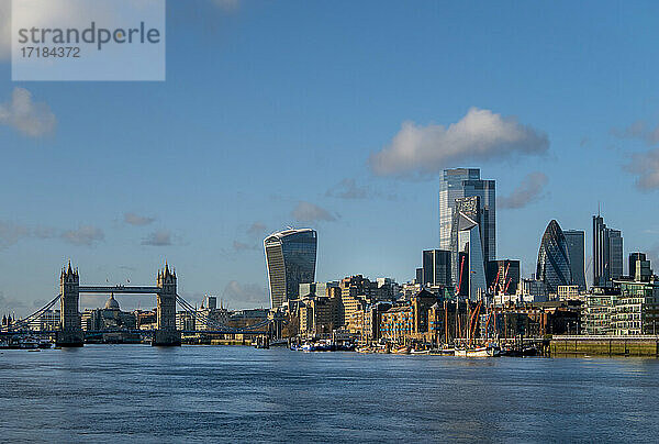 Skyline der Stadt mit Tower Bridge von Bermondsey  London  England  Vereinigtes Königreich  Europa