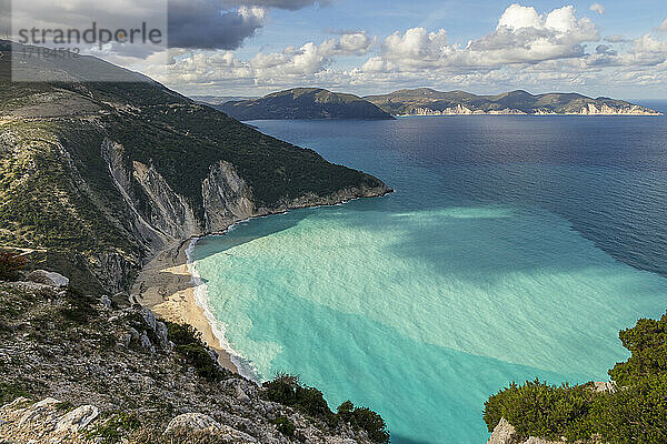 Panoramablick über den Myrtos Strand  Kefalonia  Ionische Inseln  Griechische Inseln  Griechenland  Europa
