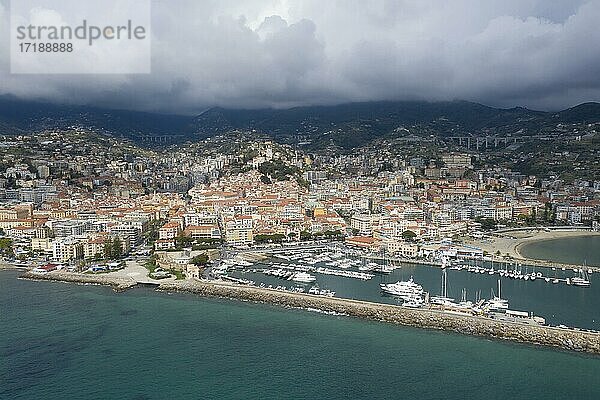 Luftaufnahme Sanremo mit Hafen  Provinz Imperia  Region Ligurien  Riviera di Ponente  Italien  Europa
