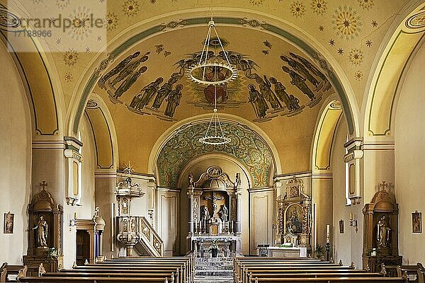 Innenansicht der Pfarrkirche St  Antonius-Einsiedler-Wiemeringhausen  Olsberg  Sauerland  Nordrhein-Westfalen  Deutschland  Europa