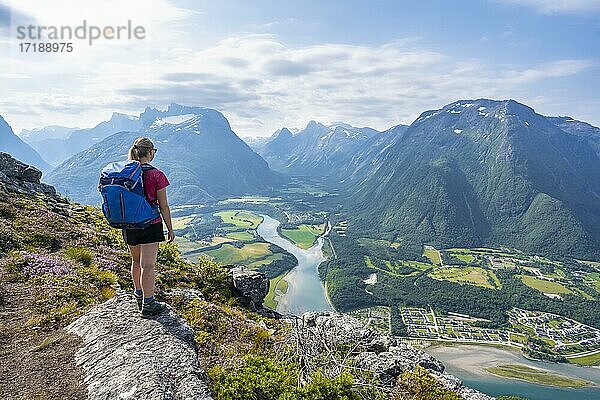 Wanderin auf der Wanderung Romsdalseggen  Berggrat  Fluss Rauma  Romsdalfjellene-Berge  Andalsnes  Møre og Romsdal  Norwegen  Europa