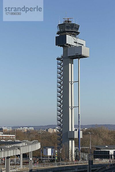 Tower der Flugsicherung  Flughafen Düsseldorf  Nordrhein-Westfalen  Deutschland  Europa