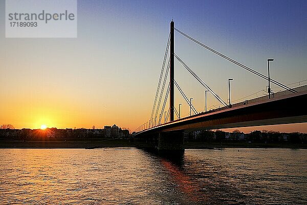 Rhein mit der Oberkasseler Brücke bei Sonnenuntergang  Düsseldorf  Nordrhein-Westfalen  Deutschland  Europa