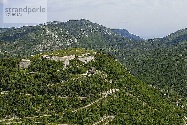 Luftaufnahme Festungsanlage Fort du Barbonnet überhalb von Sospel  erbaut von Frankreich 1883-1886 auf dem 847 Meter hohen Berg Barbonnet  Departement Alpes-Maritimes  Region Provence-Alpes-Cote d´Azur  Südfrankreich  Frankreich  Europa