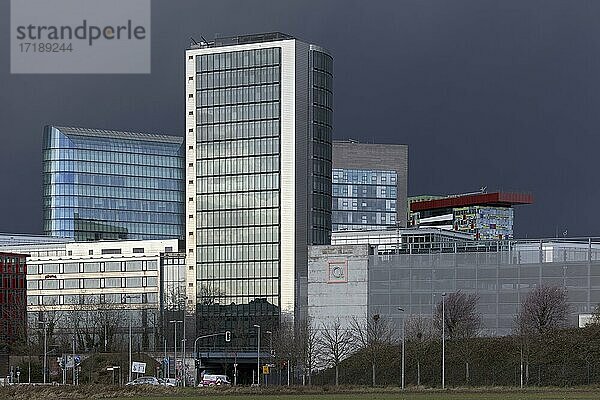 Skyline Düsseldorfer Medienhafen  Hochhaus Media Tower  Gewitterhimmel  Düsseldorf  Nordrhein-Westfalen  Deutschland  Europa