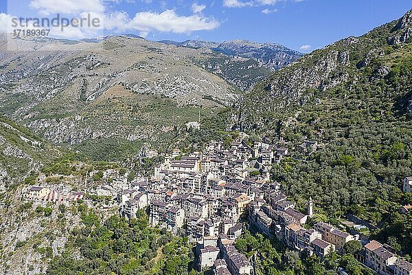 Luftaufnahme Bergdorf Saorge überhalb des Tal der Roya an der Straße zwischen Ventimiglia an der Küste und dem Tendepaß Col de Tende  Departement Alpes-Maritimes  Region Provence-Alpes-Cote d'Azur  Seealpen  Frankreich  Europa