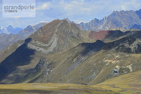 Bunter Berg in den Anden auf 4800 MüM  Cordillera Blanca  Provinz Bolognesi  Region Ankash  Peru  Südamerika