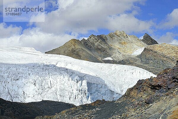 Berggipfel und Gletscherzunge  Gletscher Pastoruri  Cordillera Blanca  Provinz Recuay  Peru  Südamerika