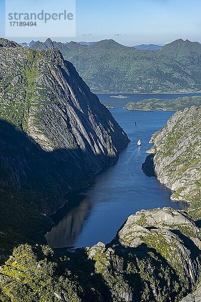 Berge und Meer  Hurtigruten Boot im Fjord Trollfjord und Raftsund  Lofoten  Nordland  Norwegen  Europa