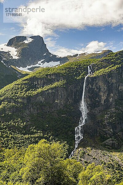 Wasserfall an einer Klippe  Briksdal  Norwegen  Europa