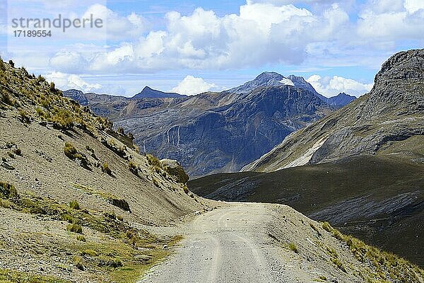 Schotterstraße in den Anden auf 4800 MüM  Cordillera Blanca  Provinz Bolognesi  Region Ankash  Peru  Südamerika