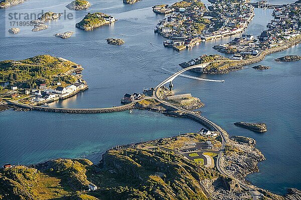 Häuser auf kleinen Felsinseln im Meer  Ortsansicht von Henningsvær  Vågan  Lofoten  Nordland  Norwegen  Europa