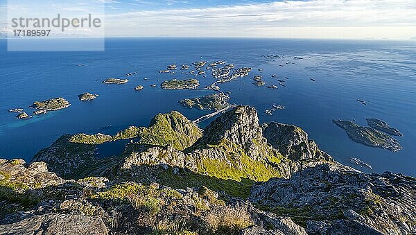 Kleine Felsinseln im Meer  Ausblick vom Gipfel des Berges Festvågtind auf Ort Henningsvær  Vågan  Lofoten  Nordland  Norwegen  Europa