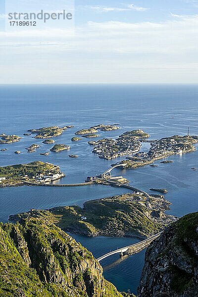 Häuser auf kleinen Felsinseln im Meer  Ausblick vom Gipfel des Berges Festvågtind auf Henningsvær  Vågan  Lofoten  Nordland  Norwegen  Europa