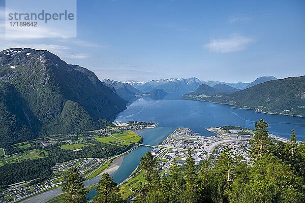 Ausblick von der Wanderung Romsdalseggen  Berggrat  Fluss Rauma und Fjord Romsdalsfjorden  Romsdalfjellene-Berge  Andalsnes  Møre og Romsdal  Norwegen  Europa