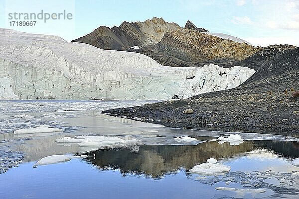 Gletschersee mit Spiegelung  Gletscher Pastoruri  Cordillera Blanca  Provinz Recuay  Peru  Südamerika