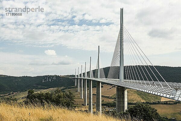 Autobahnbrücke über den Tarn  Viadukt von Millau  erbaut von Michel Virlogeux und Norman Foster  Millau  Aveyron  Midi-Pyrénées  Frankreich  Europa
